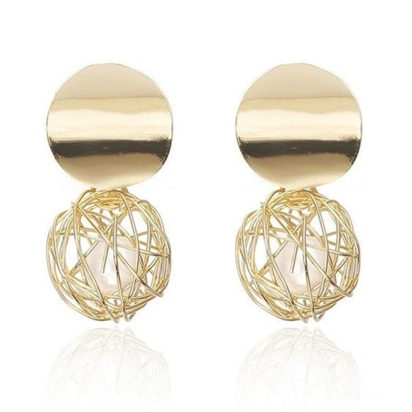 Metal earrings with a white pearl - Picture 4 of 4